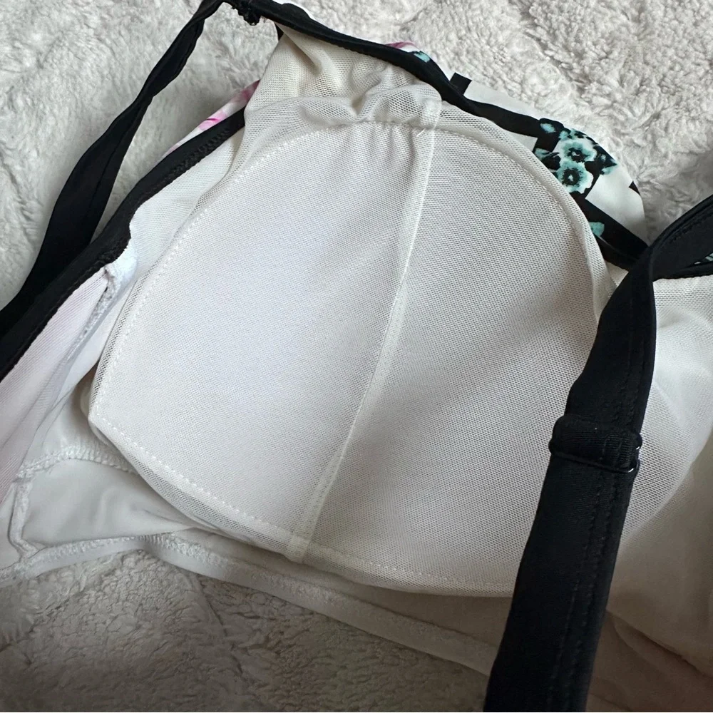 Torrid | Black and White Chevron Floral Flounce Bikini Top | Size 2